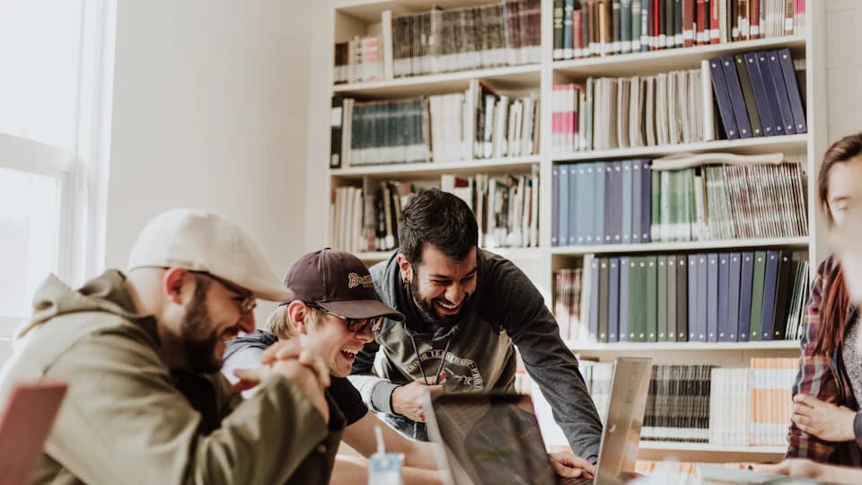 Platforma e-learningowa LMS - kursy, szkolenia, testy i raporty postępów pracowników